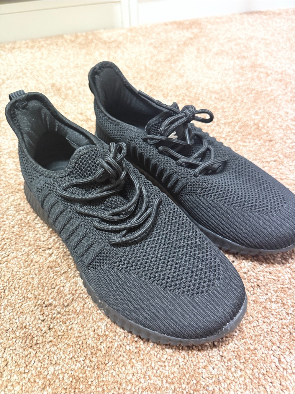 All black non slip server Tennishoes